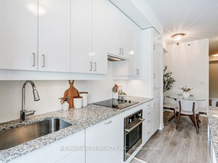 2210-426 University Avenue, Toronto, ON, M5G 1S9 - 12