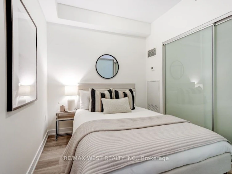 2210-426 University Avenue, Toronto, ON, M5G 1S9 - 14