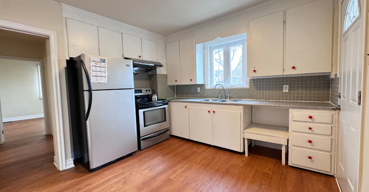 121 Bishop Avenue, Toronto, ON, M2M 1Z6 - 12