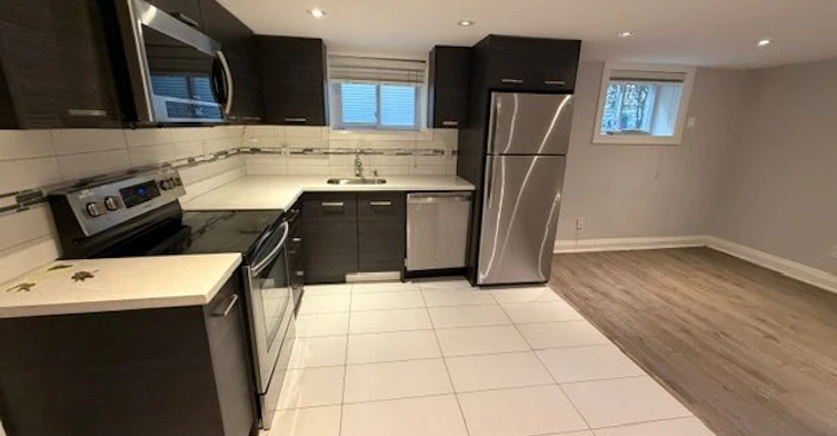 4-32 College View Avenue, Toronto, ON, M5P 1J4