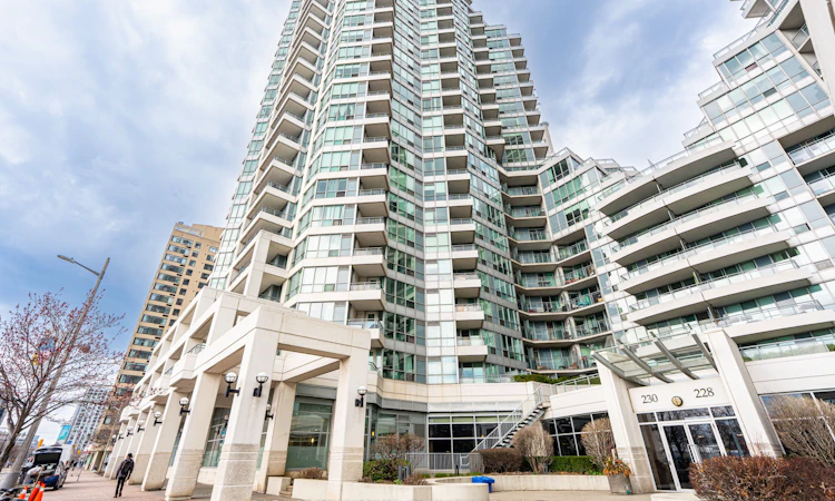 918-230 Queens Quay W