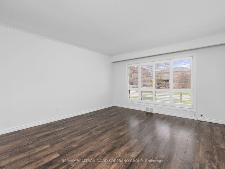 16 Faith Avenue, Toronto, ON, M3H 1W3 - 4