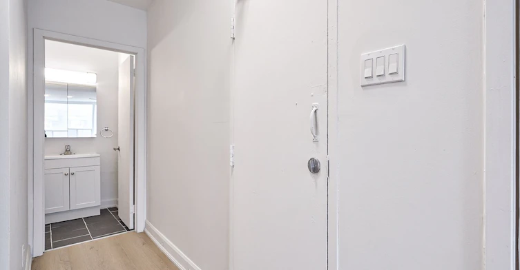 Unit 1-1046 Bathurst Street, Toronto, ON, M5R 3G7 - 4
