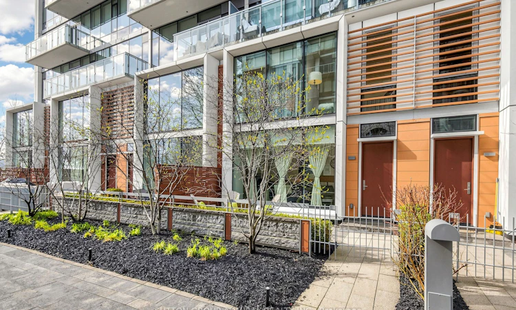 TH115-39 Queens Quay E