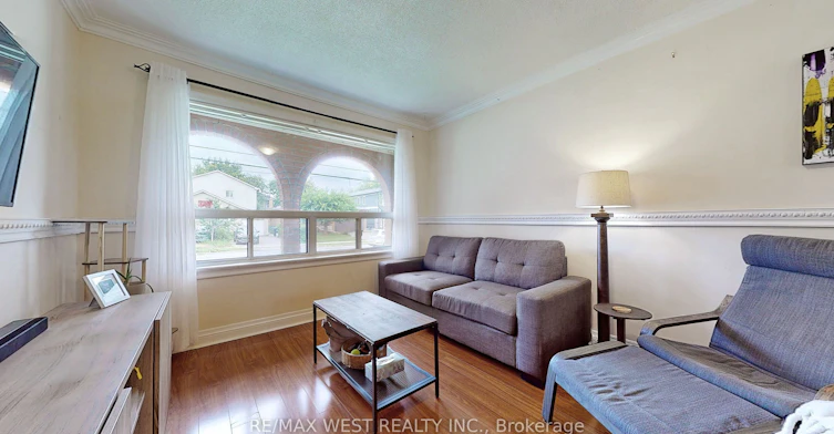 Main Floor-139 Ranee Avenue, Toronto, ON, M6A 1N3 - 7