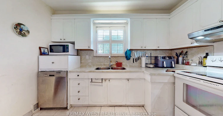 Main Floor-139 Ranee Avenue, Toronto, ON, M6A 1N3 - 12