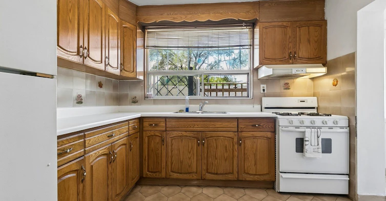 Main Fl-472 Winona Drive, Toronto, ON, M6C 3T7 - 8