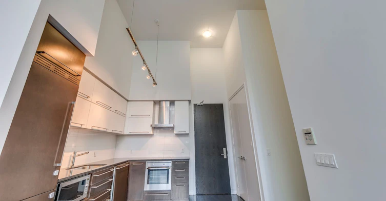 202-770 Bay Street, Toronto, ON, M5G 1N6 - 8