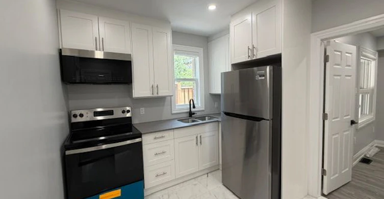 Main Level-19 Mount Royal Avenue, Toronto, ON, M6H 2S2 - 15