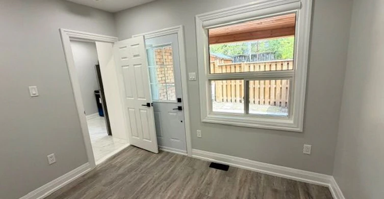Main Level-19 Mount Royal Avenue, Toronto, ON, M6H 2S2 - 18