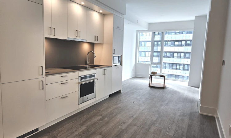 1303-470 Front Street W