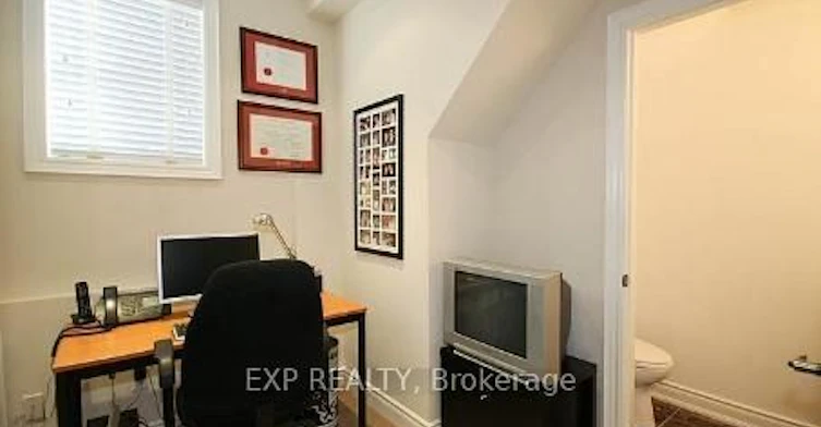 B-2 Fairleigh Crescent, Toronto, ON, M6C 3R8 - 9