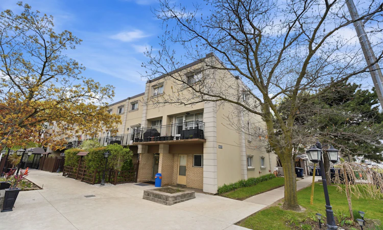 205-5877 Bathurst Street