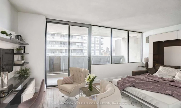 1011-720 Spadina Avenue