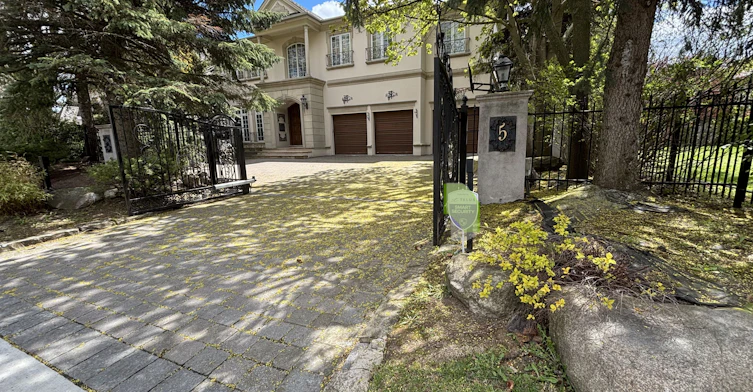 5 Vernham Avenue, Toronto, ON, M2L 2B1 - 2