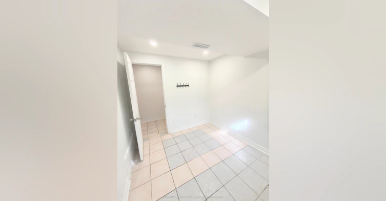 100 Kingslake Road, Toronto, ON, M2J 3E8 - 8