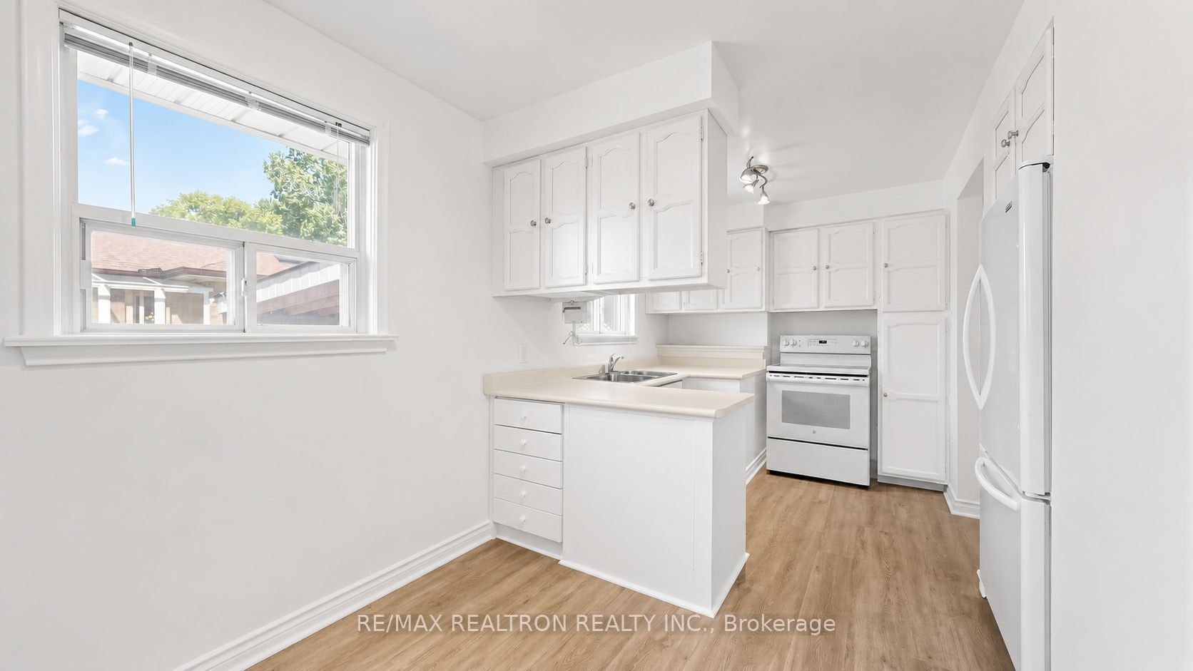 398 Connaught Avenue, Toronto, ON, M2R 2M2 - 4