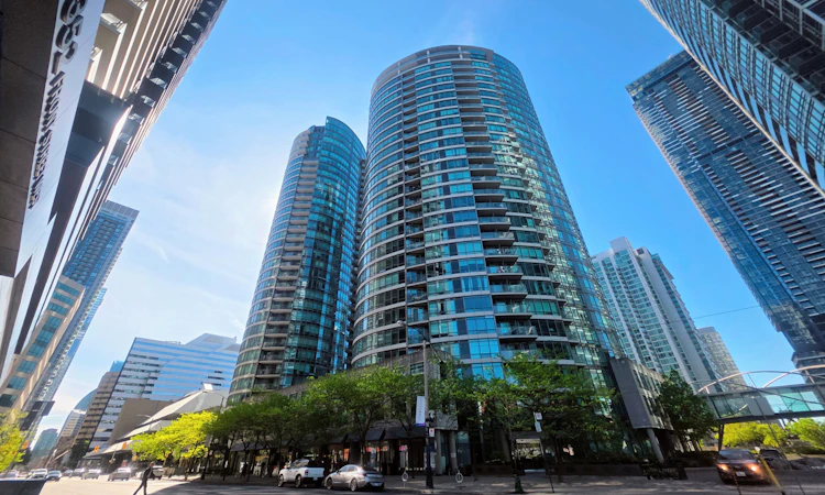 1703-373 Front Street W
