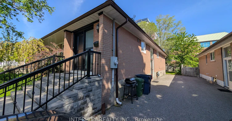 Room 2-56 Caracas Road, Toronto, ON, M2K 1B1 - 9