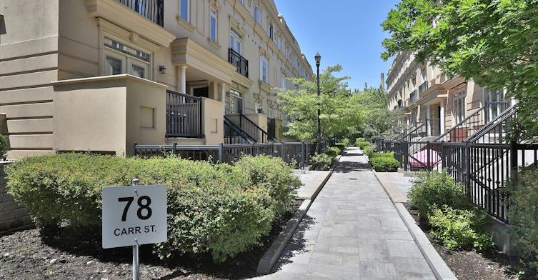 Th 10-78 Carr Street, Toronto, ON, M5T 1B7