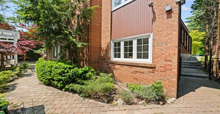 23 Brandy Court, Toronto, ON, M3B 3C6