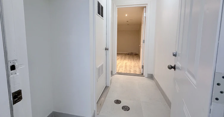 Lower-403 Winona Drive, Toronto, ON, M6C 3T4 - 4