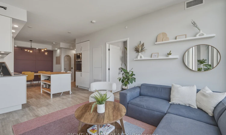 1701-576 Front Street W