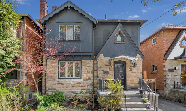 555 Castlefield Avenue