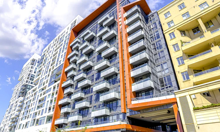 1232-560 Front Street W