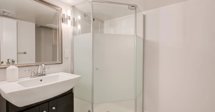 112 Dewbourne Avenue, Toronto, ON, M6C 1Y7 - 25