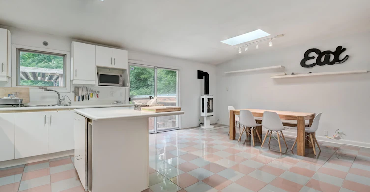 112 Dewbourne Avenue, Toronto, ON, M6C 1Y7 - 8