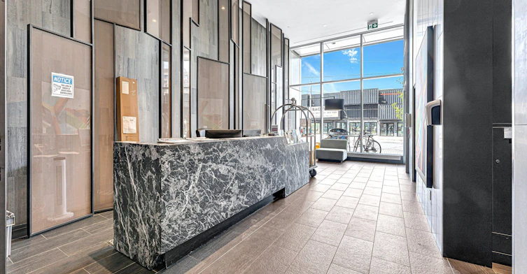 519-27 Bathurst Street, Toronto, ON, M5V 0R1 - 2