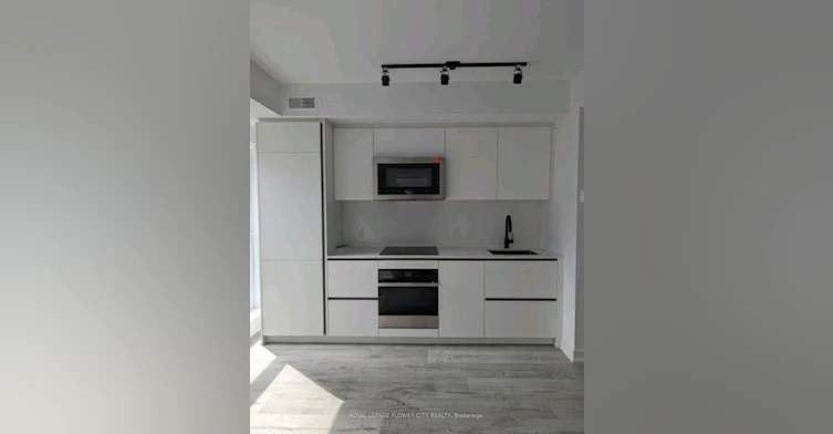 704-327 King Street W, Toronto, ON, M5V 0W7