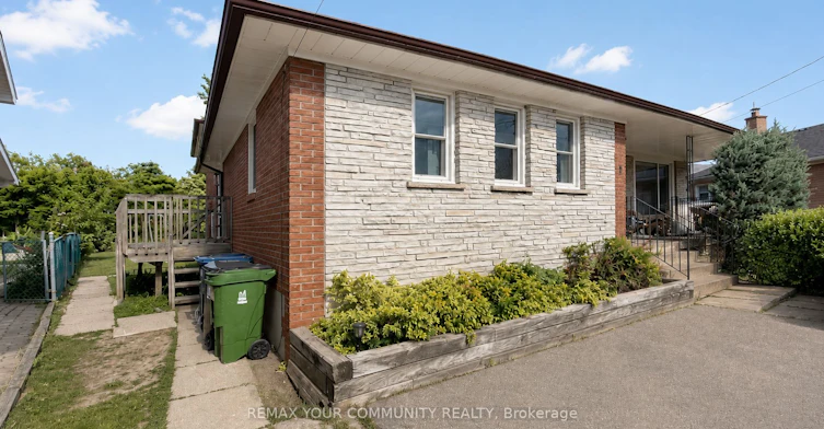 Lower-7 Digby Court, Toronto, ON, M2R 2X5 - 2