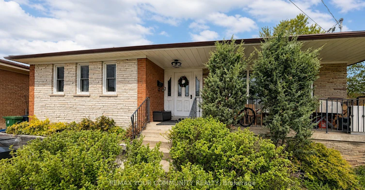 Lower-7 Digby Court, Toronto, ON, M2R 2X5
