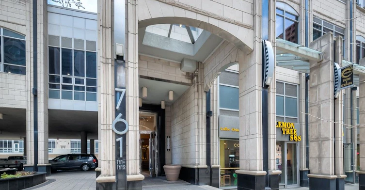 3202-761 Bay Street, Toronto, ON, M5G 2R2 - 3