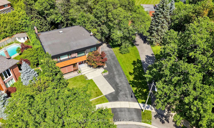 8 Foxdale Court