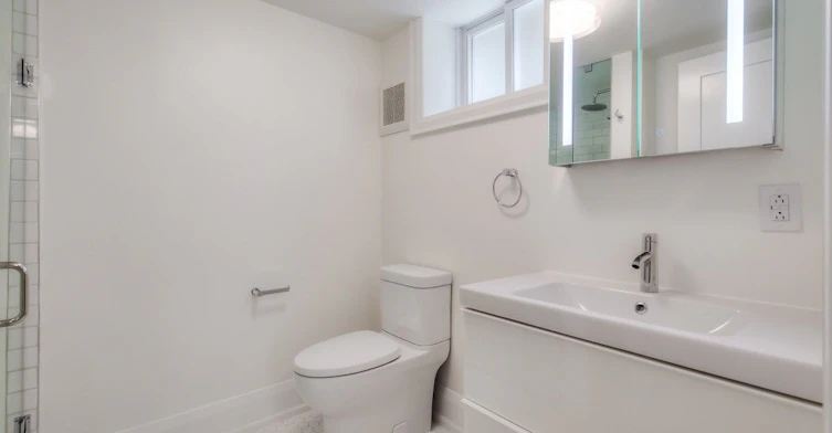 Lower-674 Eglinton Avenue E, Toronto, ON, M4G 2K5 - 12