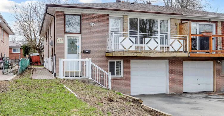 Upper-225 Pineway Boulevard, Toronto, ON, M2H 1B5