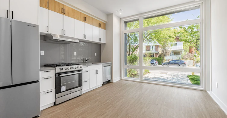 Main #1-124 Kenwood Avenue, Toronto, ON, M6C 2S3 - 2