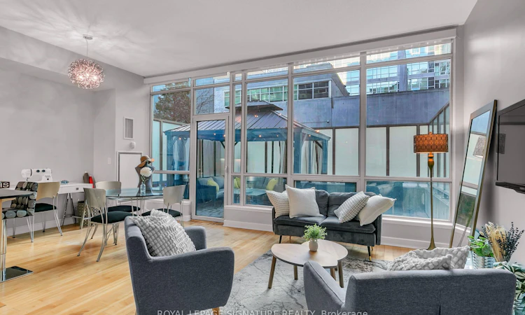 G25-350 Wellington Street W