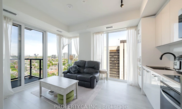 1702-280 Dundas Street W
