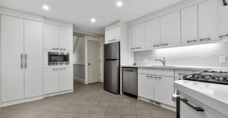 Main Fl-119 Markham Street, Toronto, ON, M5G 2J4 - 4