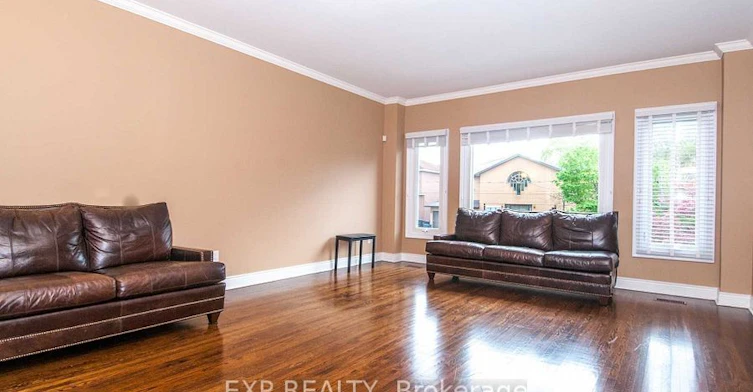 220 Viewmount Avenue, Toronto, ON, M6B 1T8 - 5