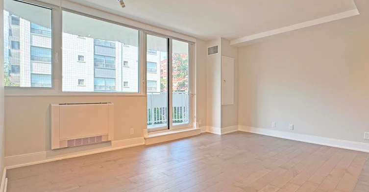 203-11 Walmer Road, Toronto, ON, M5R 2W9 - 2