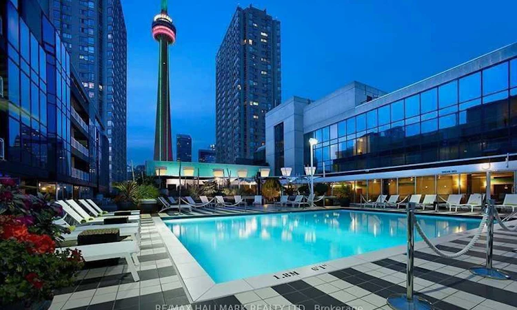 404-251 Queens Quay W
