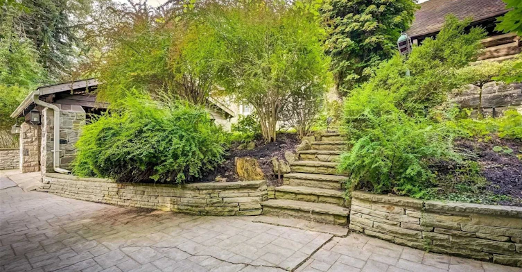 23 Donwoods Drive, Toronto, ON, M4N 2E9 - 2
