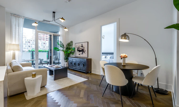 312-455 Wellington Street W