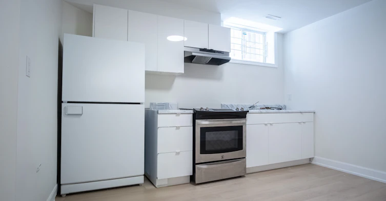 Basement 1-118 Fairholme Avenue, Toronto, ON, M6B 2W9 - 3
