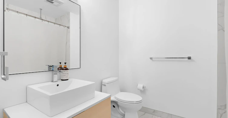 610-60 Bathurst Street, Toronto, ON, M5V 2P4 - 9
